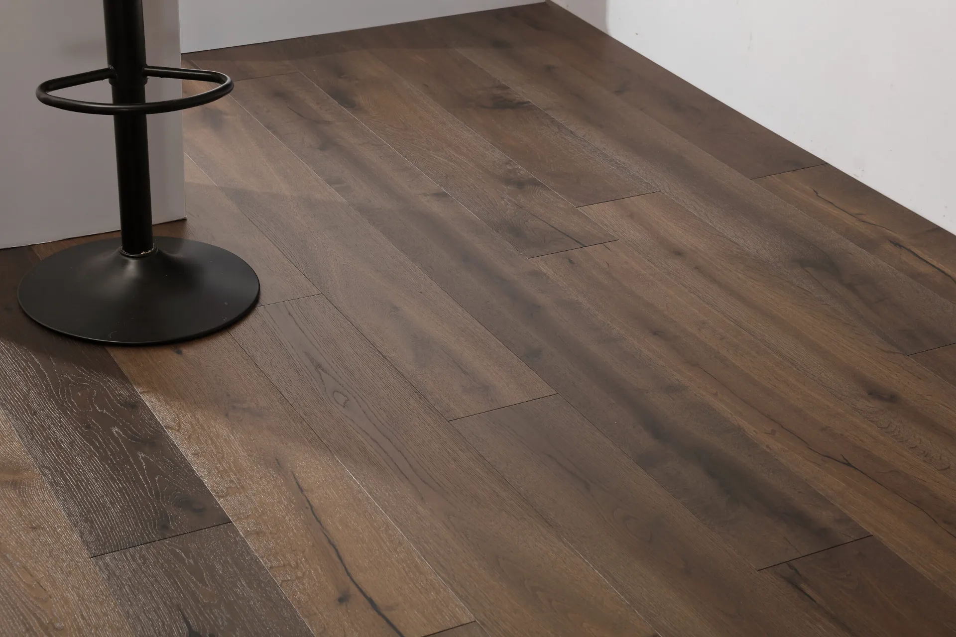 Parquet contrecollé chêne fumé posé dans un séjour